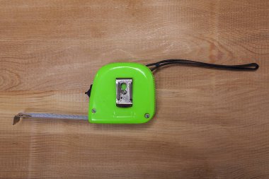  Ahşap arka planda bir metre. Onarım malzemeleri.