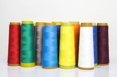 Renkli dikiş ipliği makaraları, doğal iplik..