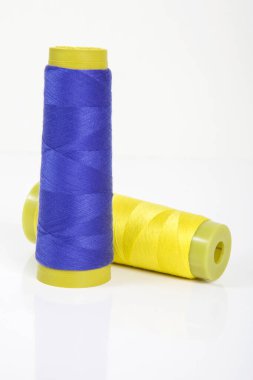 Renkli dikiş ipliği makaraları, doğal iplik..