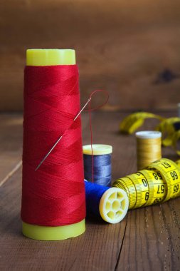 Renkli dikiş ipliği makaraları, doğal iplik..