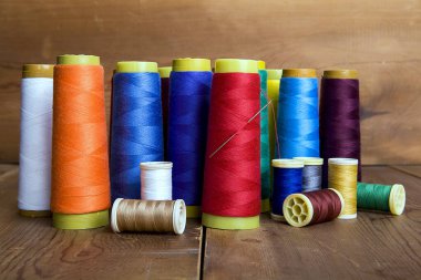 Renkli dikiş ipliği makaraları, doğal iplik..