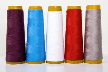 Renkli dikiş ipliği makaraları, doğal iplik..