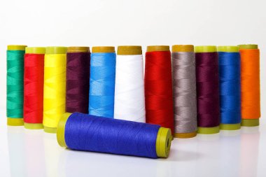 Renkli dikiş ipliği makaraları, doğal iplik..
