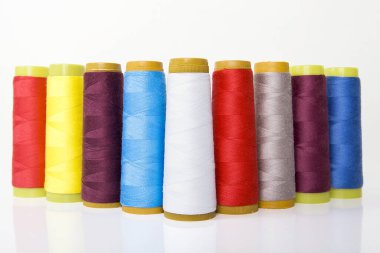 Renkli dikiş ipliği makaraları, doğal iplik..