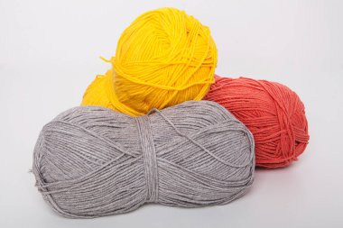 Renkli yün iplik topları.