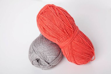 Renkli yün iplik topları.