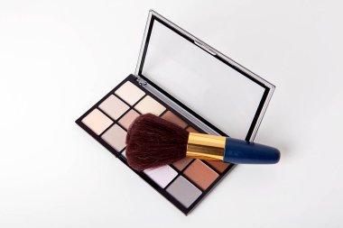 çeşitli makyaj ürünleri, beyaz arkaplanda göz falı paleti. 