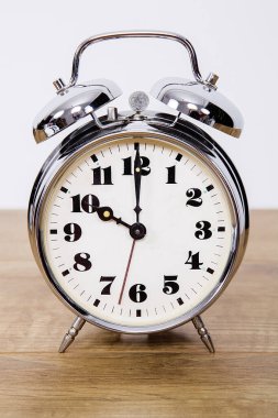 Ahşap izole arkaplanda metalik retro alarm saati.