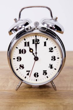 Ahşap izole arkaplanda metalik retro alarm saati.