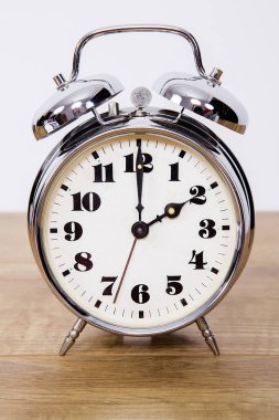 Ahşap izole arkaplanda metalik retro alarm saati.