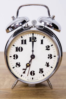 Ahşap izole arkaplanda metalik retro alarm saati.