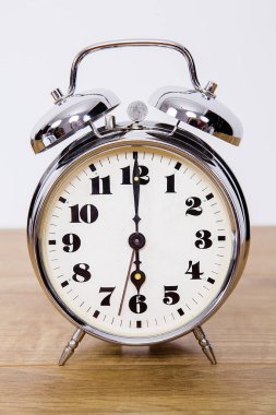 Ahşap izole arkaplanda metalik retro alarm saati.