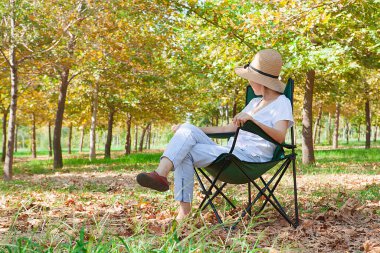  Kadın kırsalda piknik yapıyor. Mutlu, sıcak bir gün, açık havada. Parktaki kadın..