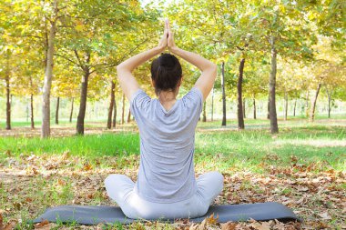 Kadın meditasyon ve yoga yapıyor..  