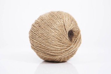 Beyaz arka planda örgü örmek için karışık iplikler. Hasır ip. 