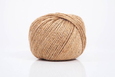 Beyaz arka planda örgü örmek için karışık iplikler. Hasır ip. 