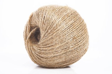 Beyaz arka planda örgü örmek için karışık iplikler. Hasır ip. 