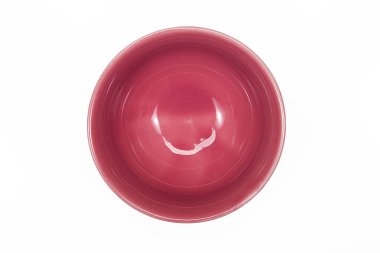 Beyaz arkaplanda renkli seramik kaseler.