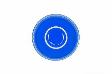 Beyaz arkaplanda renkli seramik kaseler.