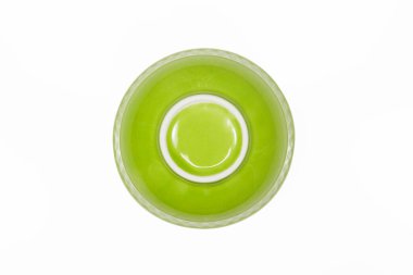 Beyaz arkaplanda renkli seramik kaseler.