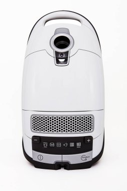 Beyaz arkaplanda elektrik süpürgesi.