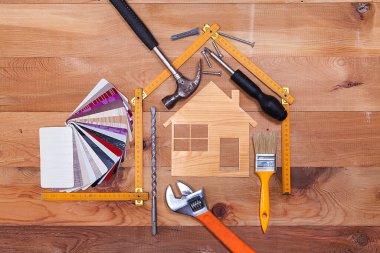 Renk örnekleri, dekoratif ev, ahşap masa arkasında ahşap sayaç ve onarım malzemeleri.. 