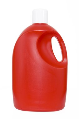 Beyaz arka planda kırmızı boş deterjan şişesi. 
