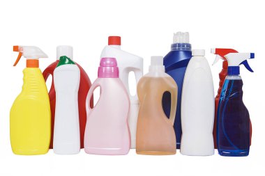 Beyaz arkaplanda renkli boş deterjan şişeleri.