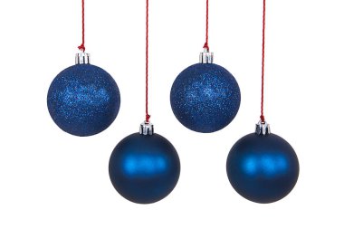 Beyaz arka planda izole edilmiş Noel süsleri. 