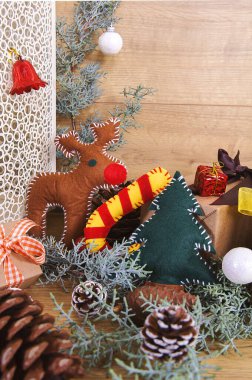 Tahta bir arka planda izole edilmiş Noel süsleri.. 