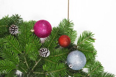 Beyaz arka planda izole edilmiş Noel süsleri. 