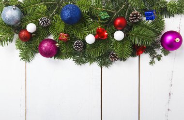 Beyaz arka planda izole edilmiş Noel süsleri. 