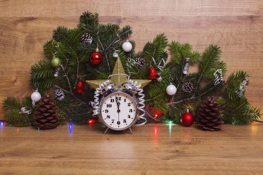 Tahta bir arka planda izole edilmiş Noel süsleri.. 