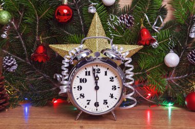 Tahta bir arka planda izole edilmiş Noel süsleri.. 