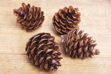 Tahta bir arka planda izole edilmiş Noel süsleri.. 