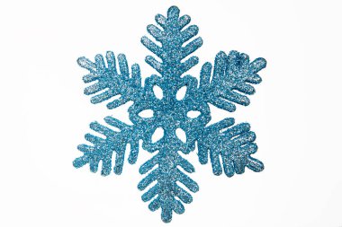 Beyaz arka planda izole edilmiş Noel süsleri. 