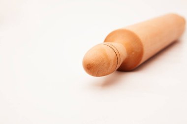 Beyaz masada tahta merdane var. Mutfak silindiri. 