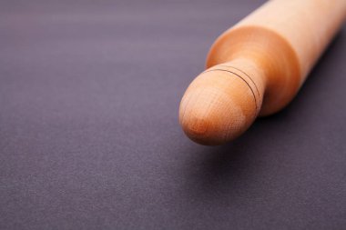  Gri masada ahşap merdane var. Mutfak silindiri. 