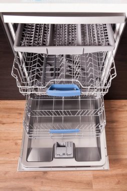 Bulaşıkçı. Mutfakta bulaşık yıkıyorum..