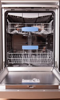 Bulaşıkçı. Mutfakta bulaşık yıkıyorum..