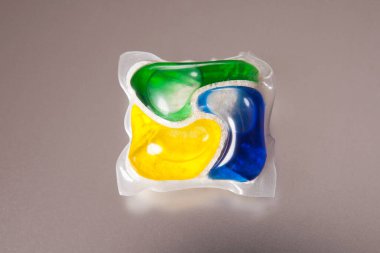 Bulaşık makinesi tableti. Mutfakta bulaşık yıkıyorum..