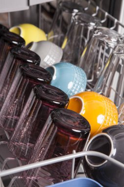 Mutfakta temiz tabaklar olan bulaşık makinesini aç.