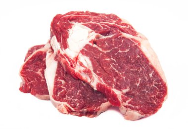 Ahşap arka planda taze çiğ biftek. Biftek.. 