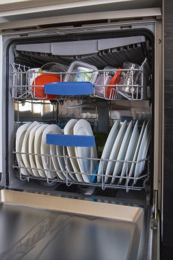 Mutfakta temiz tabaklar olan bulaşık makinesini aç.
