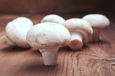 Ahşap arka planda taze mantarlar.