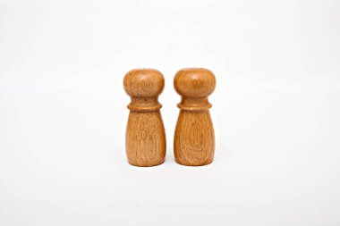  beyaz arkaplanda tuz ve biber. 