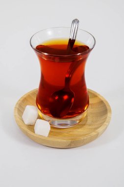 Beyaz arka planda bir fincan çay..