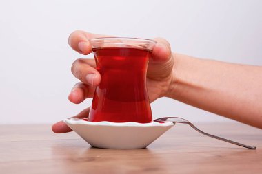 Bir fincan çaycı kadın hazır.. 