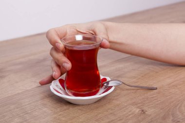 Bir fincan çaycı kadın hazır.. 