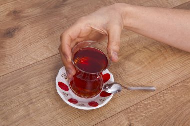 Bir fincan çaycı kadın hazır.. 